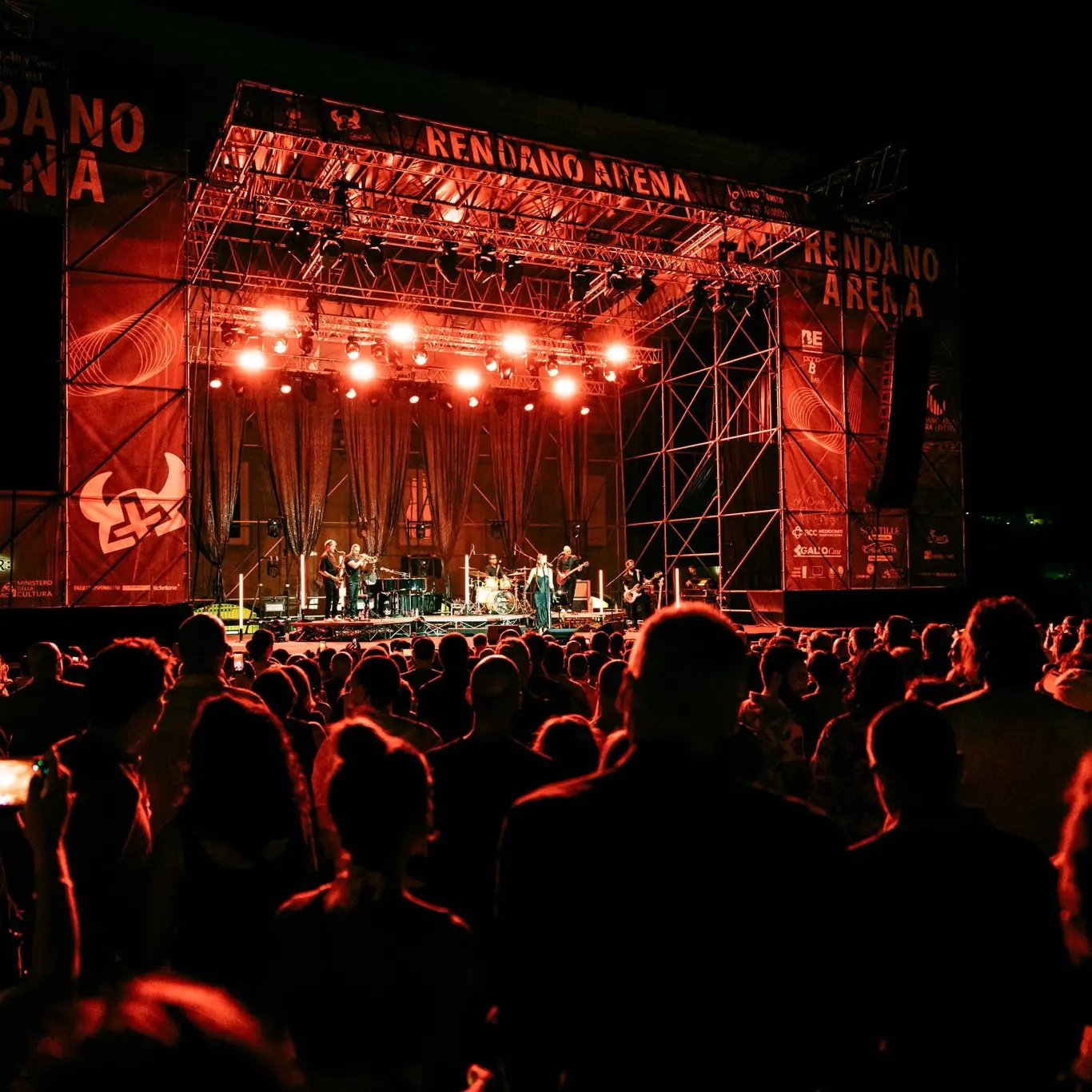 Nina Zilli accende “Invasioni”, Shade pronto a infiammare Cosenza