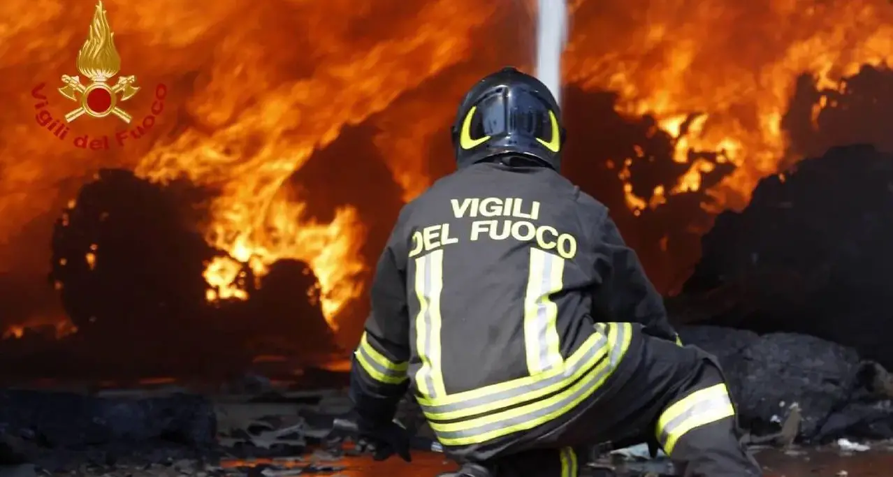 Rossano, esplosione distrugge una casa rurale: salva per miracolo una donna