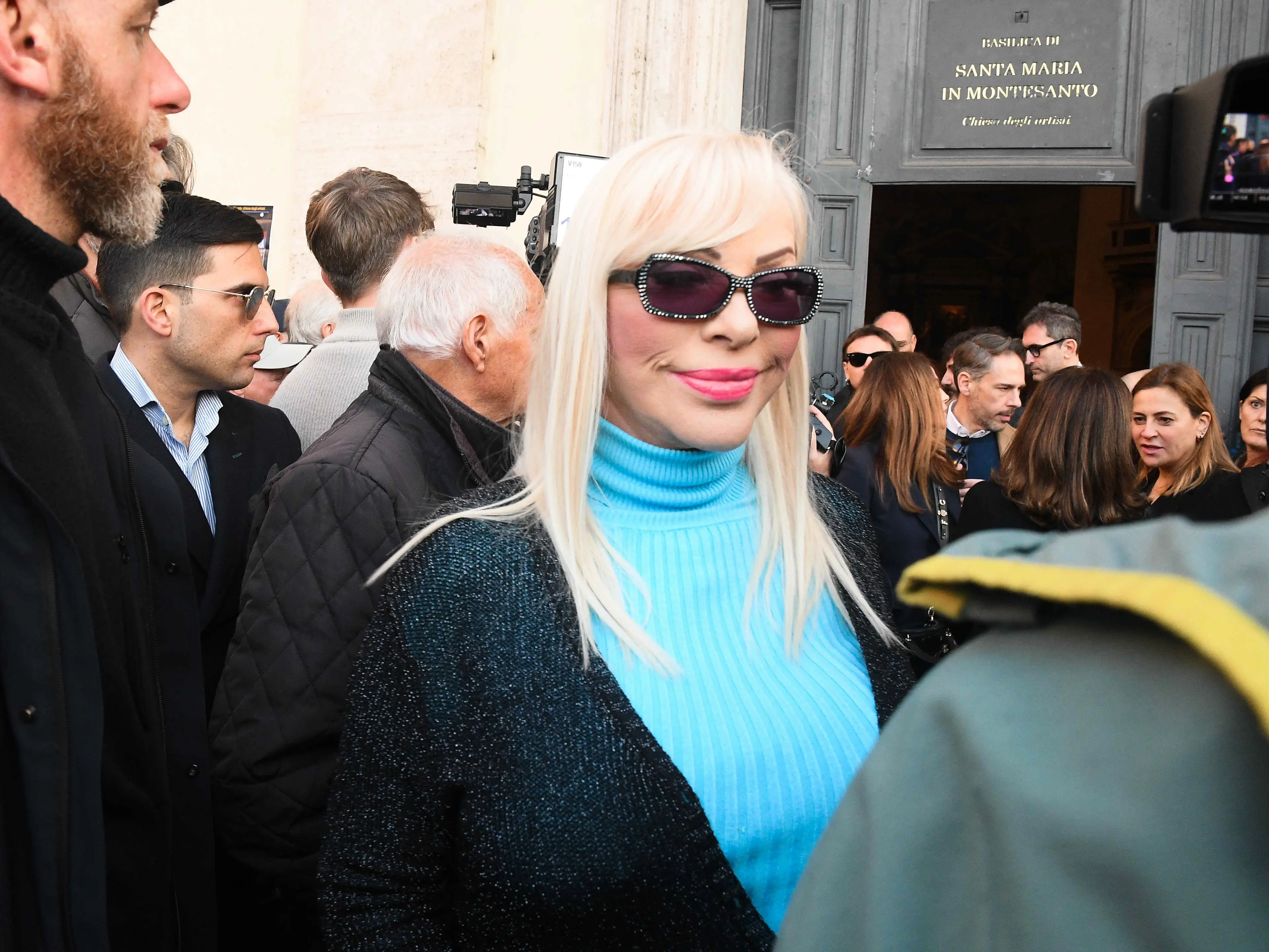 «Conte, ti denuncio!», Cicciolina contro tutti: il vitalizio (e il popolo italiano) sono roba seria\n