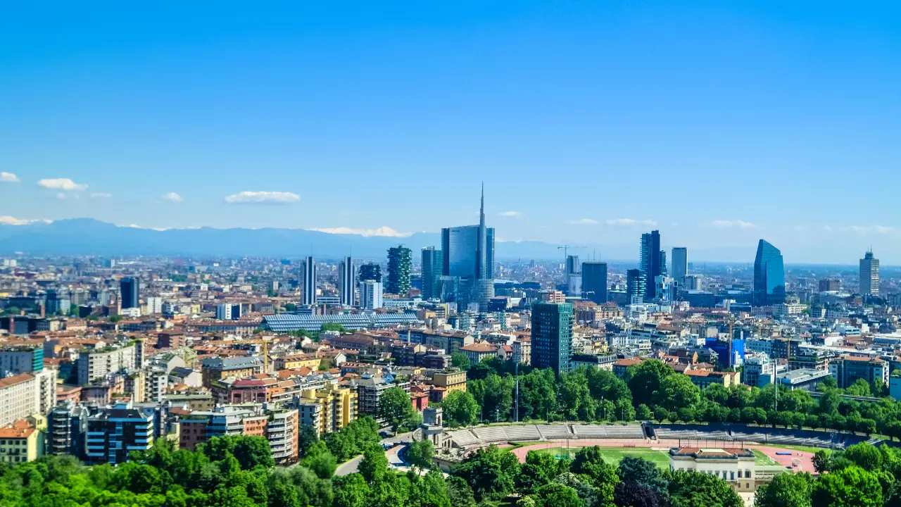 Bye bye poveri: Milano diventa una città per soli ricchi. E chi non ce la fa è fuori\n