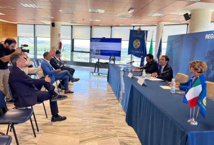 Imprese e innovazione, al via fondi per 180 milioni. Varì: «Obiettivo consolidare i poli industriali calabresi»\n
