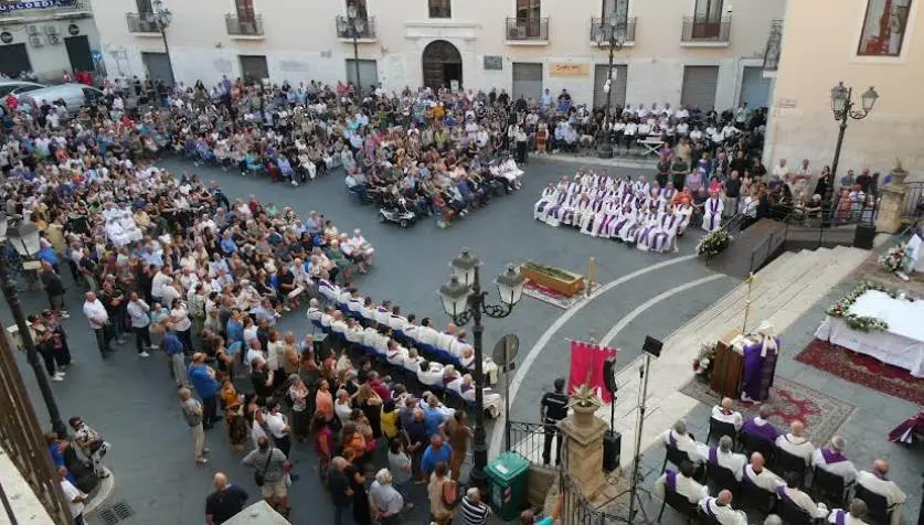 A Crotone l’ultimo saluto a monsignor Cantafora: «Ha seminato speranza»\n