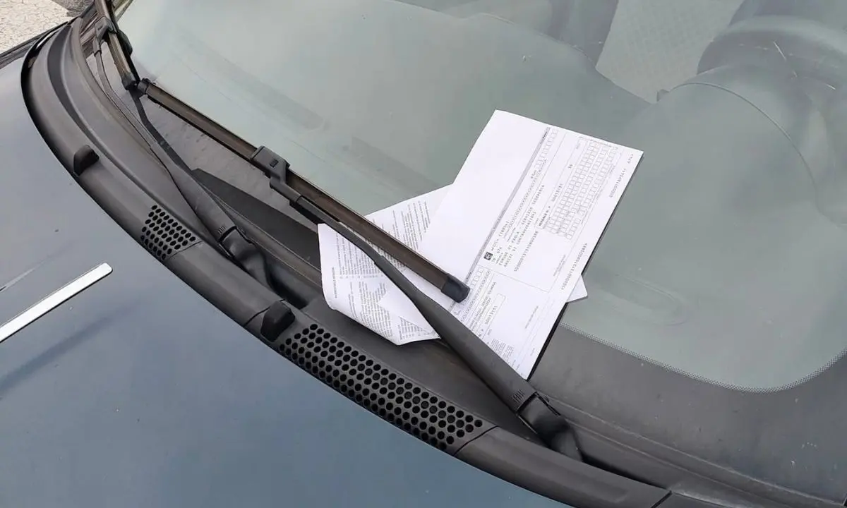 Multato per aver lasciato i finestrini aperti: la disavventura di un automobilista a Fano