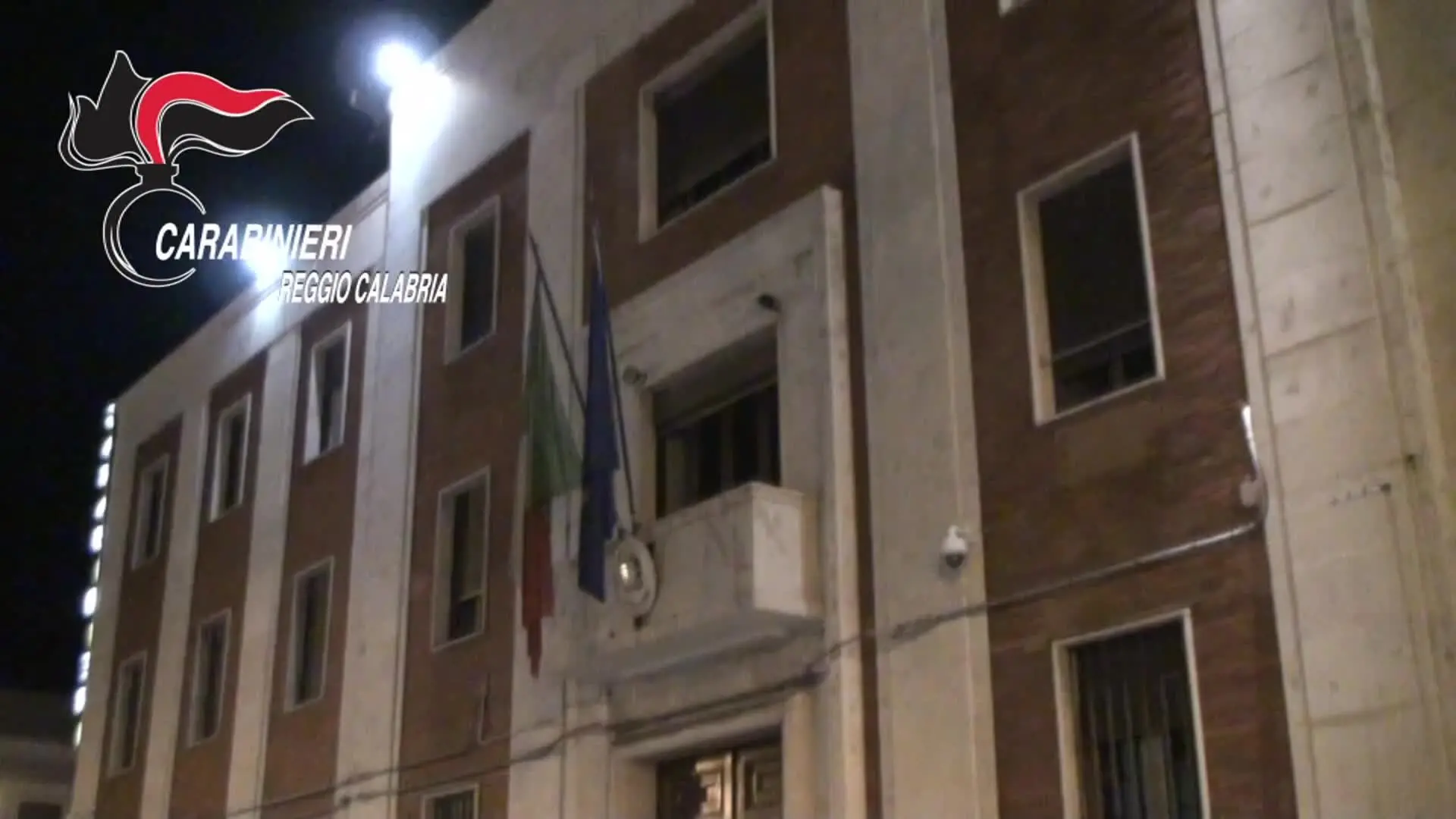 Follia domestica a Reggio Calabria: arrestato uomo per aver aggredito la mamma e la moglie