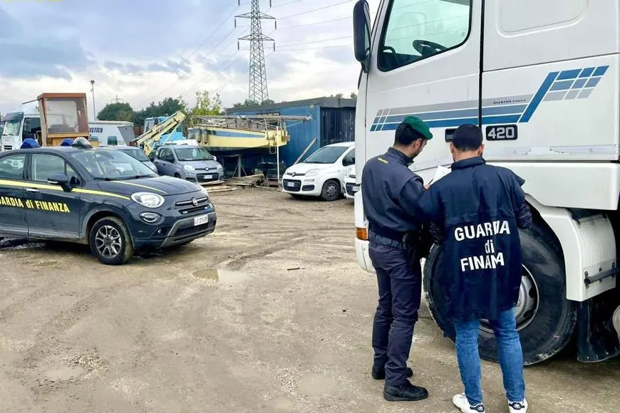 Noleggiano 16 tir senza pagarli né restituirli, sequestro per una società di autotrasporti del Lametino\n