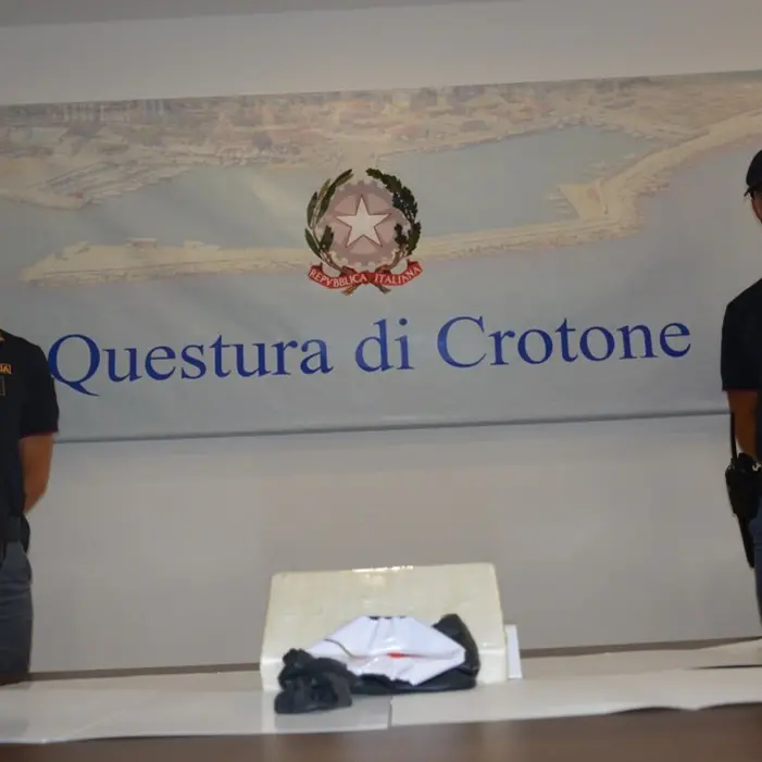 Crotone, corriere beccato con un chilo di cocaina sulla statale 106: la droga avrebbe fruttato 200mila euro\n