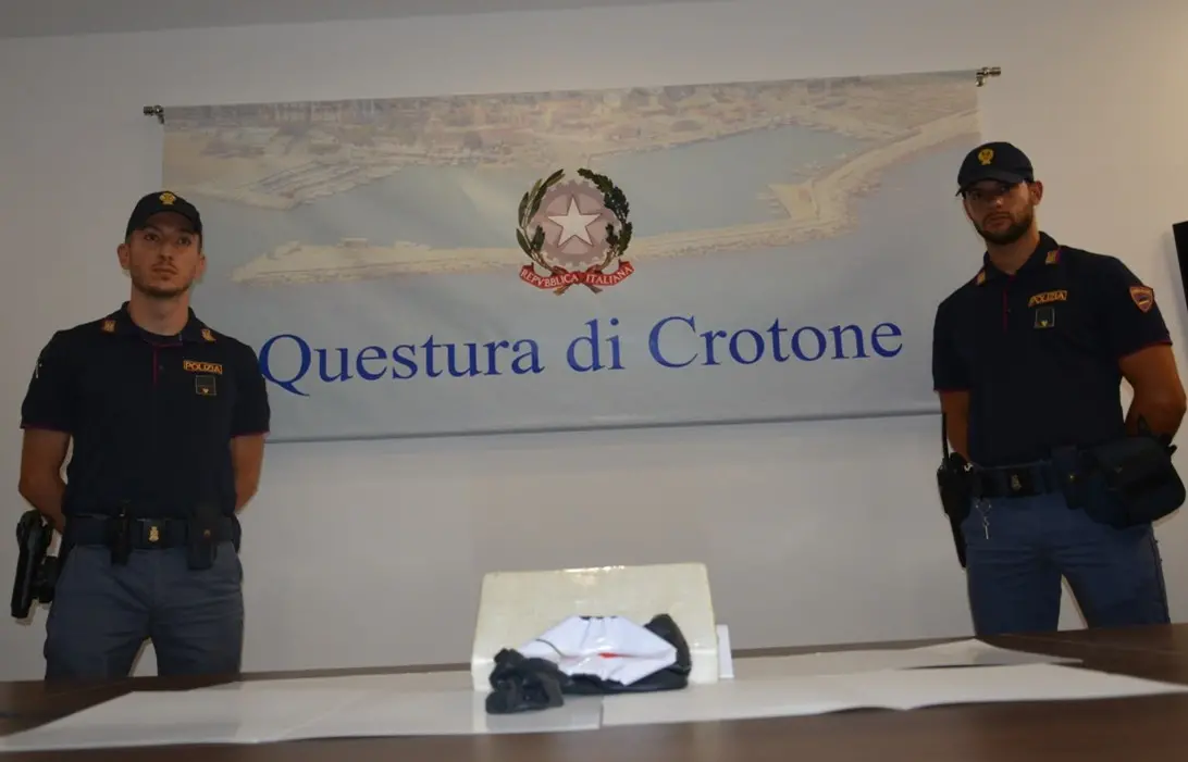 Crotone, corriere beccato con un chilo di cocaina sulla statale 106: la droga avrebbe fruttato 200mila euro\n
