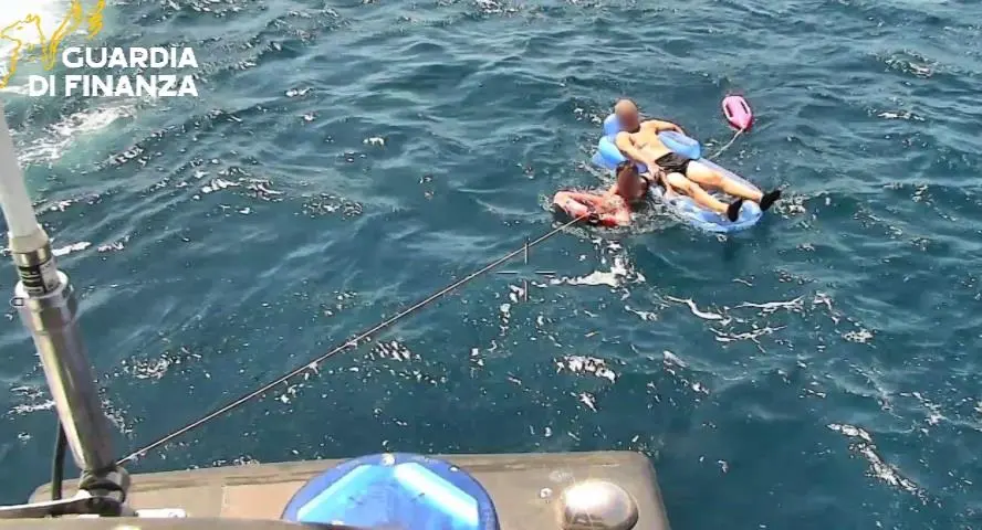 Corigliano Rossano, motovedetta della Guardia di finanza\u00A0salva due persone spinte dalle correnti in mare aperto\n