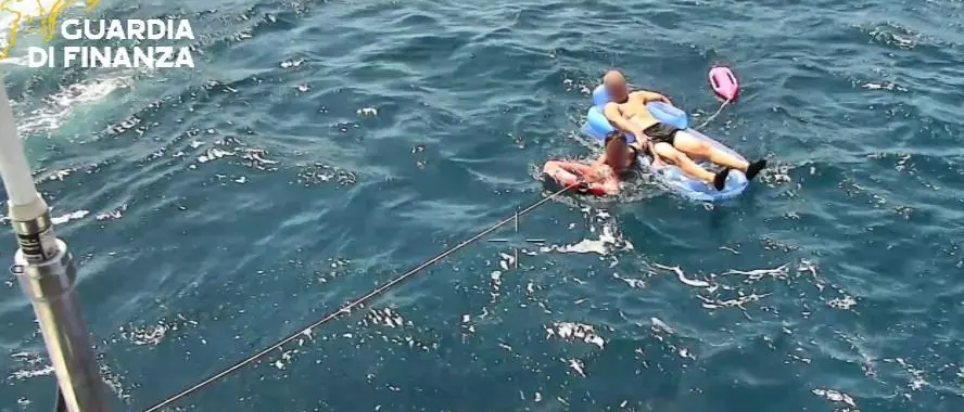 Corigliano Rossano, motovedetta della Guardia di finanza\u00A0salva due persone spinte dalle correnti in mare aperto\n