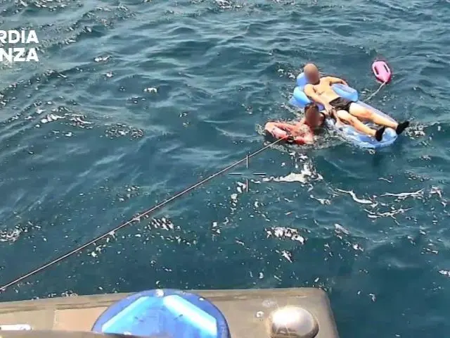 Corigliano Rossano, motovedetta della Guardia di finanza salva due persone spinte dalle correnti in mare aperto