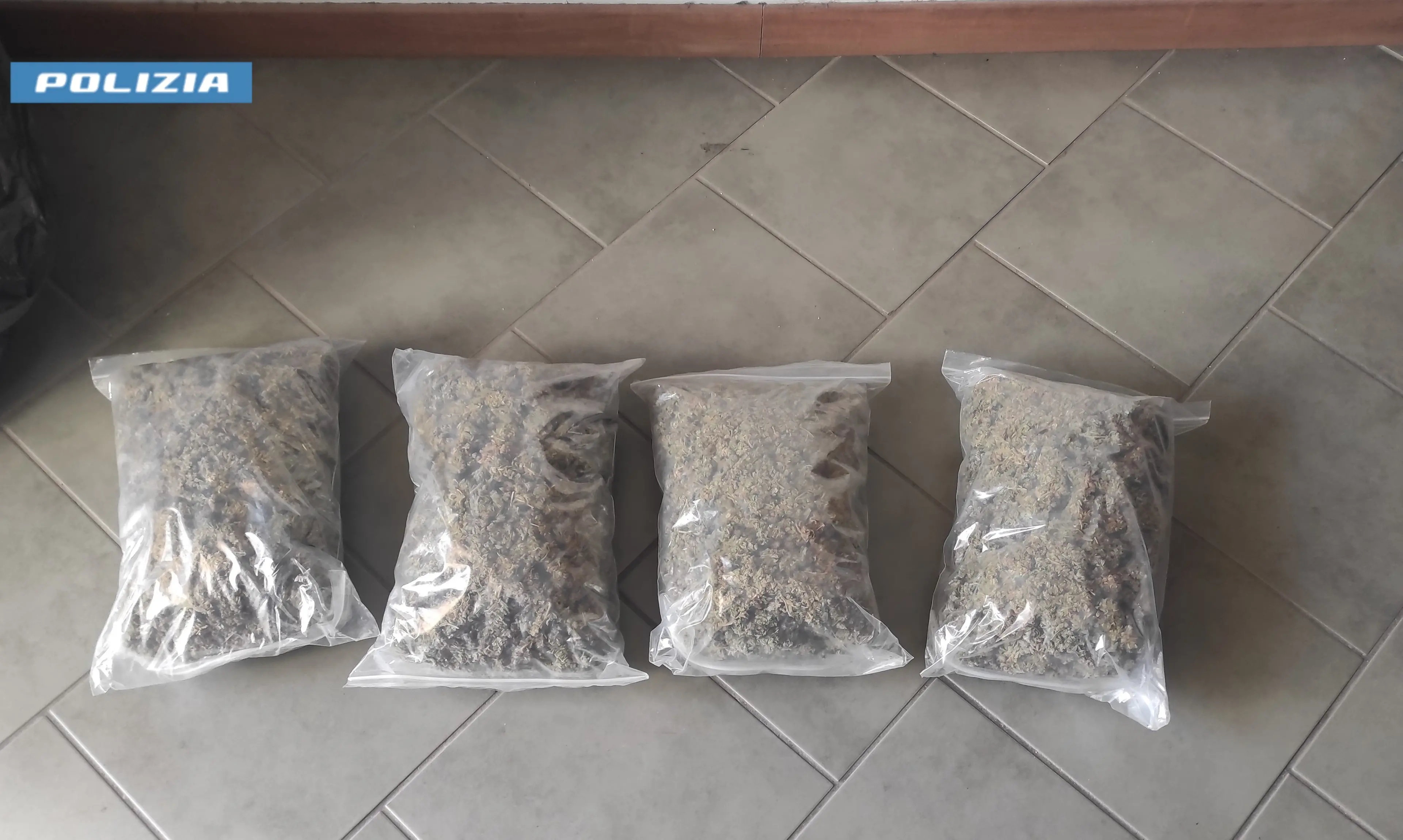 Fermato allo svincolo di Palmi con due chili di marijuana in auto: 24enne arrestato dalla polizia\n