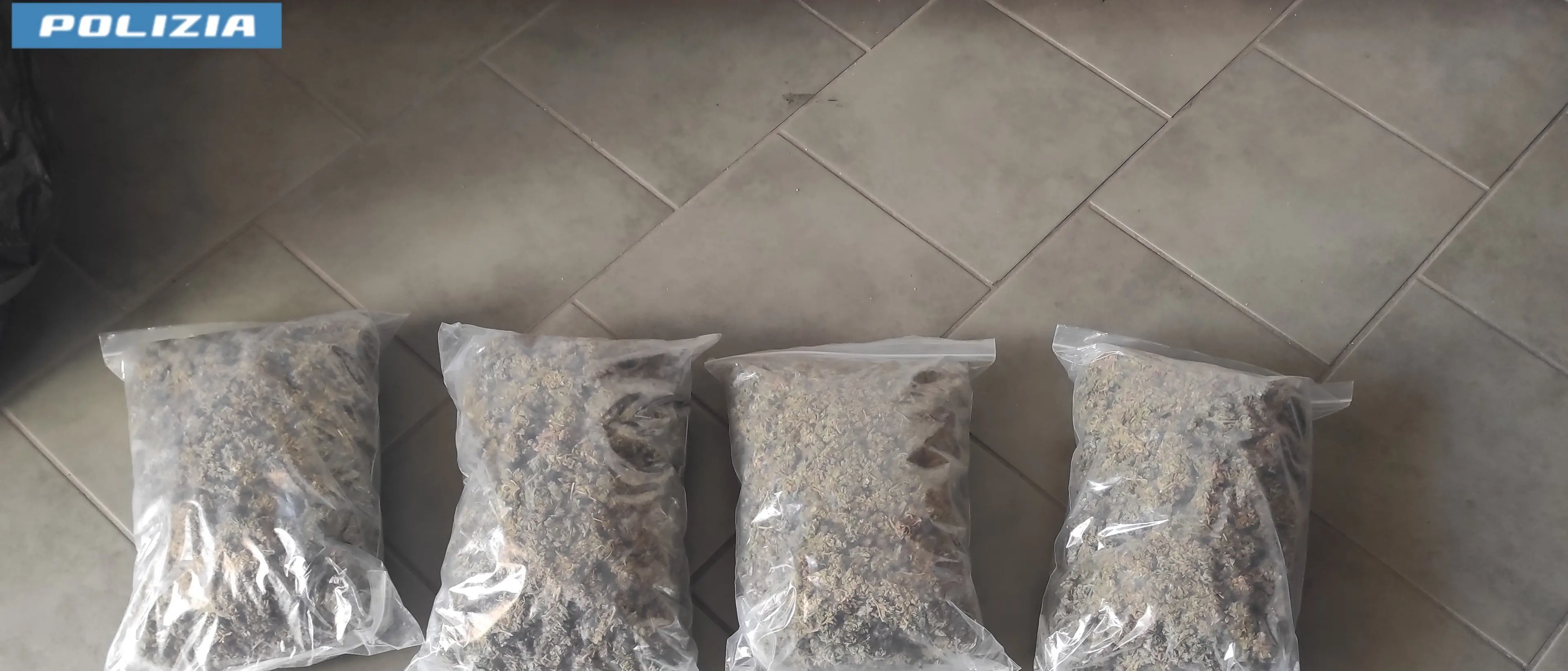 Fermato allo svincolo di Palmi con due chili di marijuana in auto: 24enne arrestato dalla polizia\n