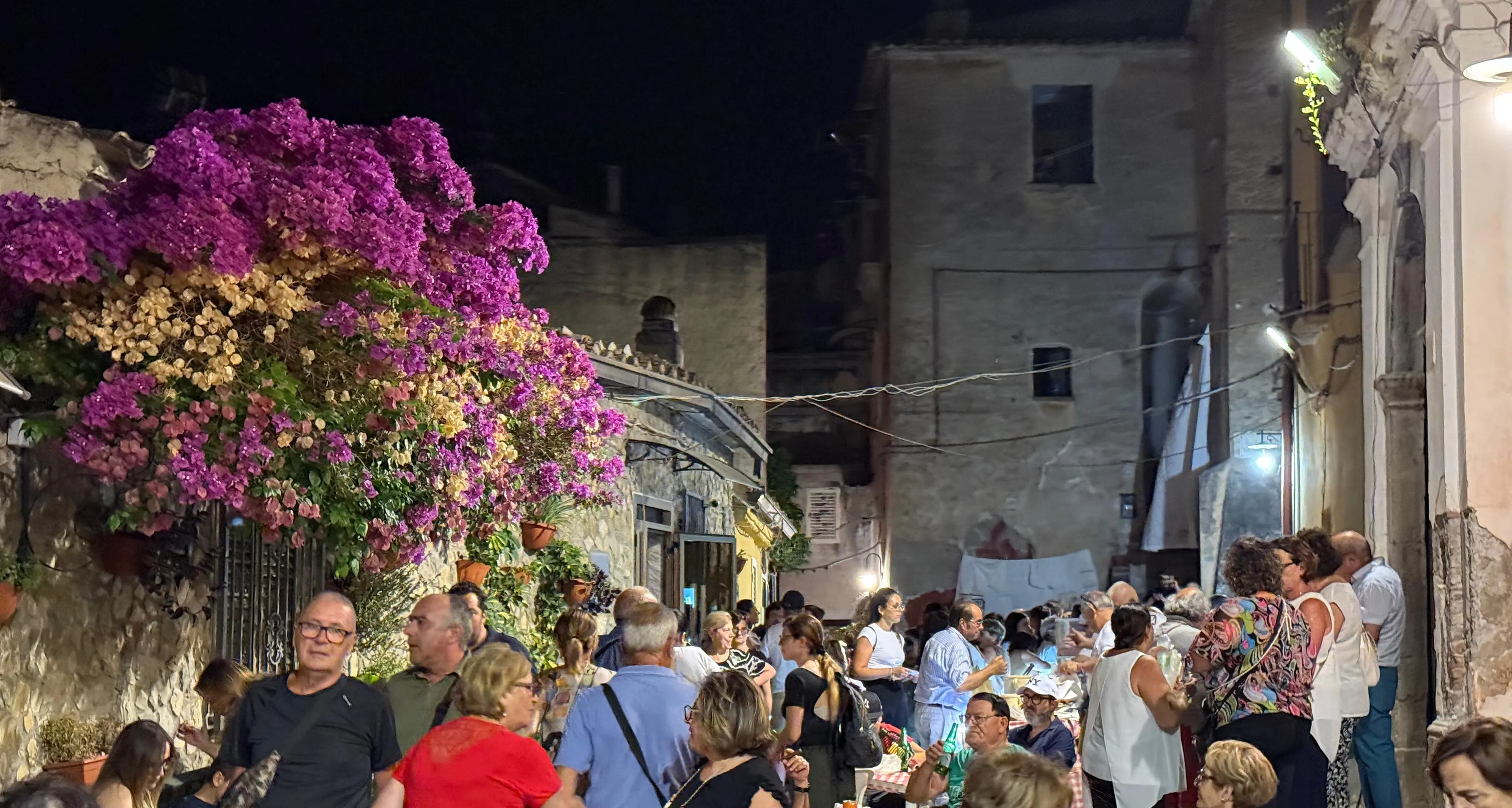 La Notte dei Vicoli: a Cassano un ritorno al passato che fa rivivere il cuore della città tra sapori antichi e melodie moderne\n