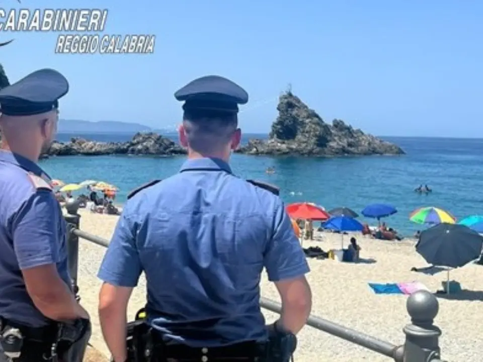 Palmi, due ragazzine travolte dalle onde e salvate da carabinieri (liberi dal servizio): grave la più grande