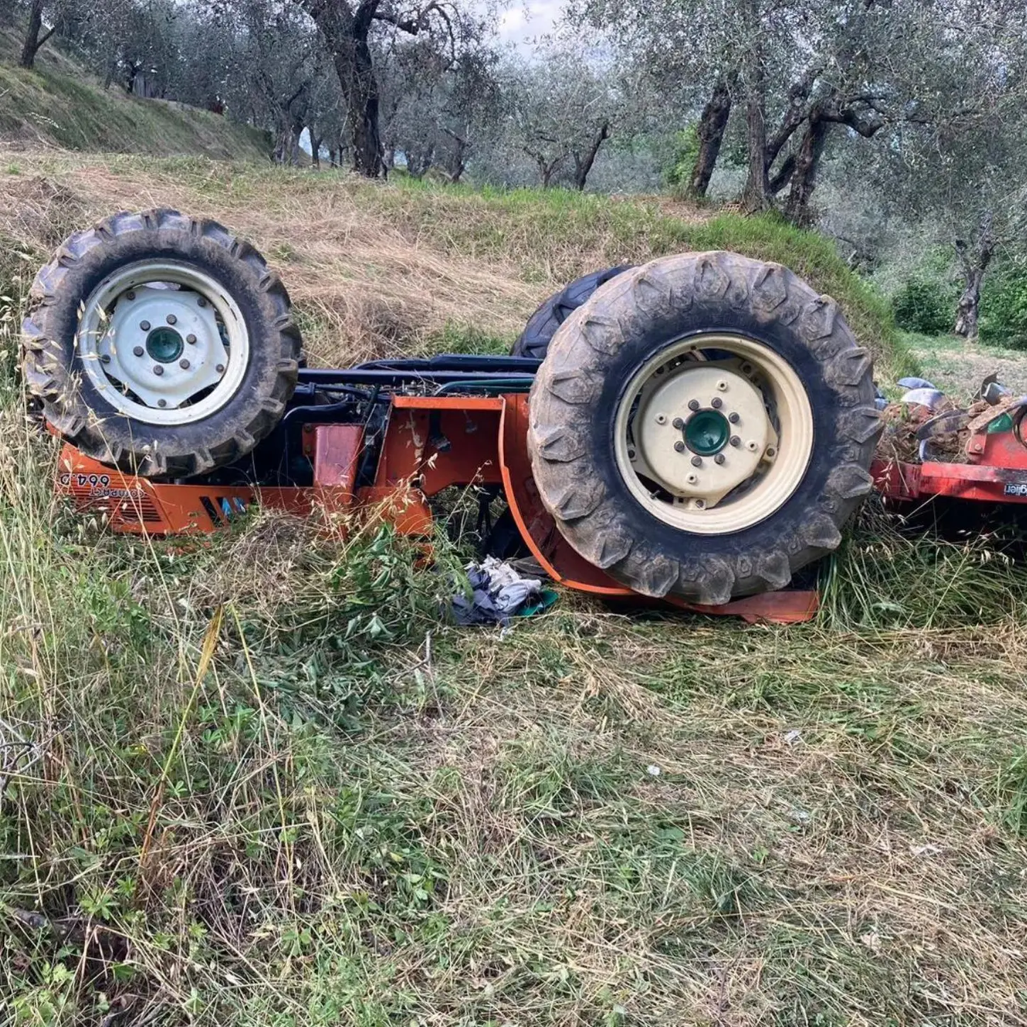 Incidente nelle campagne di Platì:\u00A060enne muore\u00A0schiacciato da un\u00A0trattore su cui stava lavorando\n