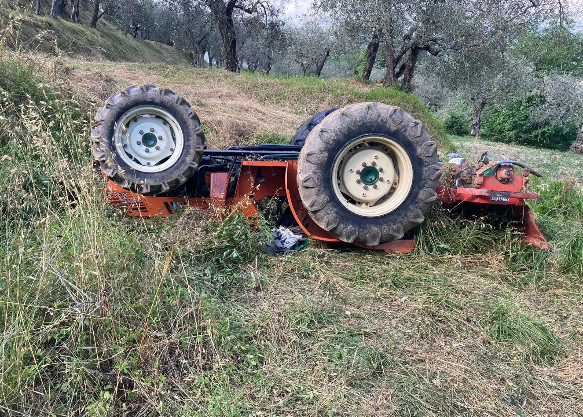 Incidente nelle campagne di Platì:\u00A060enne muore\u00A0schiacciato da un\u00A0trattore su cui stava lavorando\n