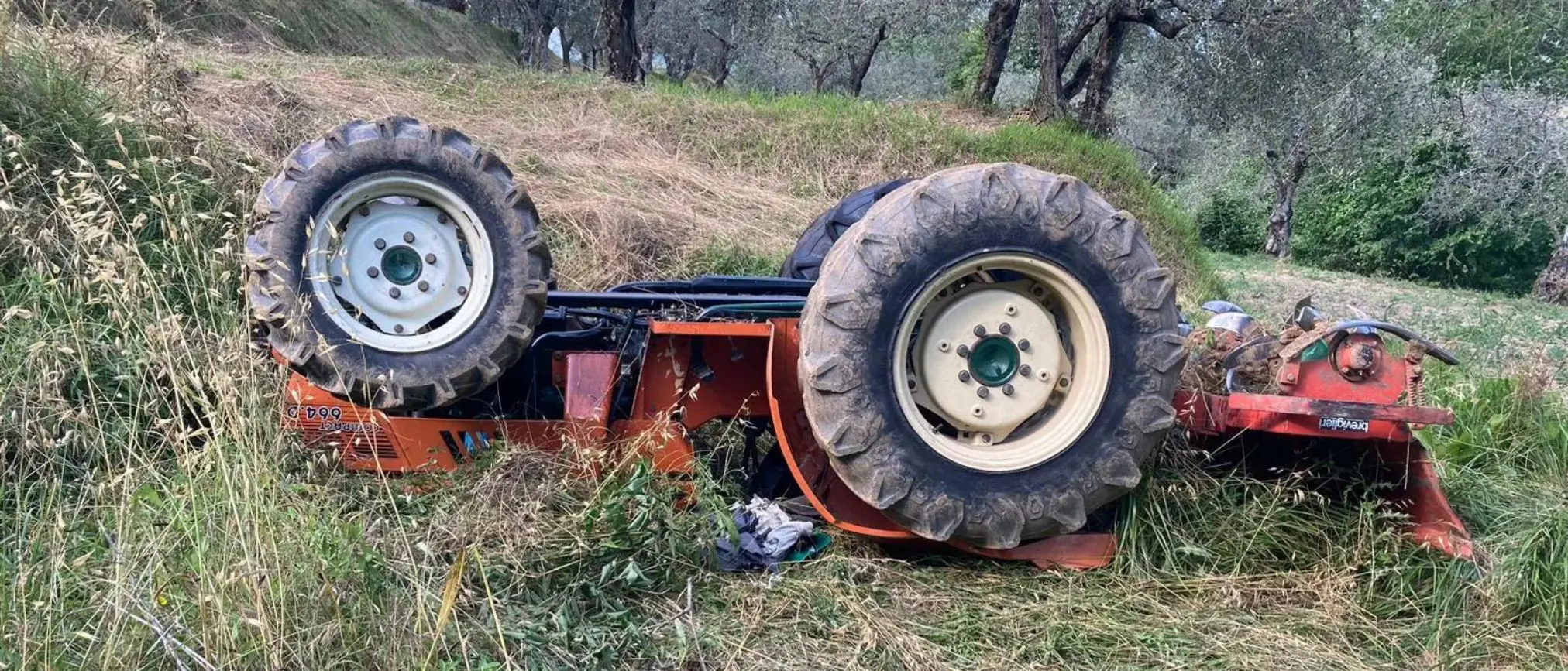 Incidente nelle campagne di Platì:\u00A060enne muore\u00A0schiacciato da un\u00A0trattore su cui stava lavorando\n