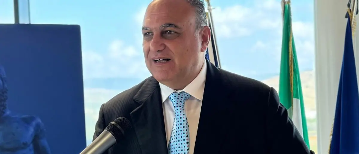 Incendi, Calabrese risponde al M5s: «Infangano la nostra terra, da noi roghi come in Sardegna governata da loro»