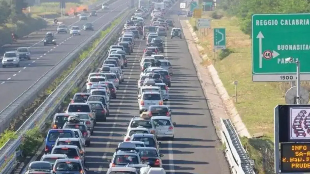 Traffico, 13 milioni di italiani in viaggio:\u00A0A2 del Mediterraneo, Statali 106 Jonica e 18 Tirrenica da bollino rosso nel weekend\n