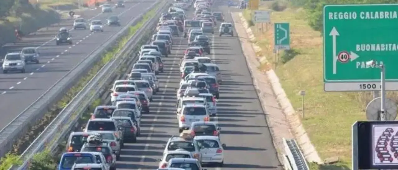 Traffico, 13 milioni di italiani in viaggio:\u00A0A2 del Mediterraneo, Statali 106 Jonica e 18 Tirrenica da bollino rosso nel weekend\n