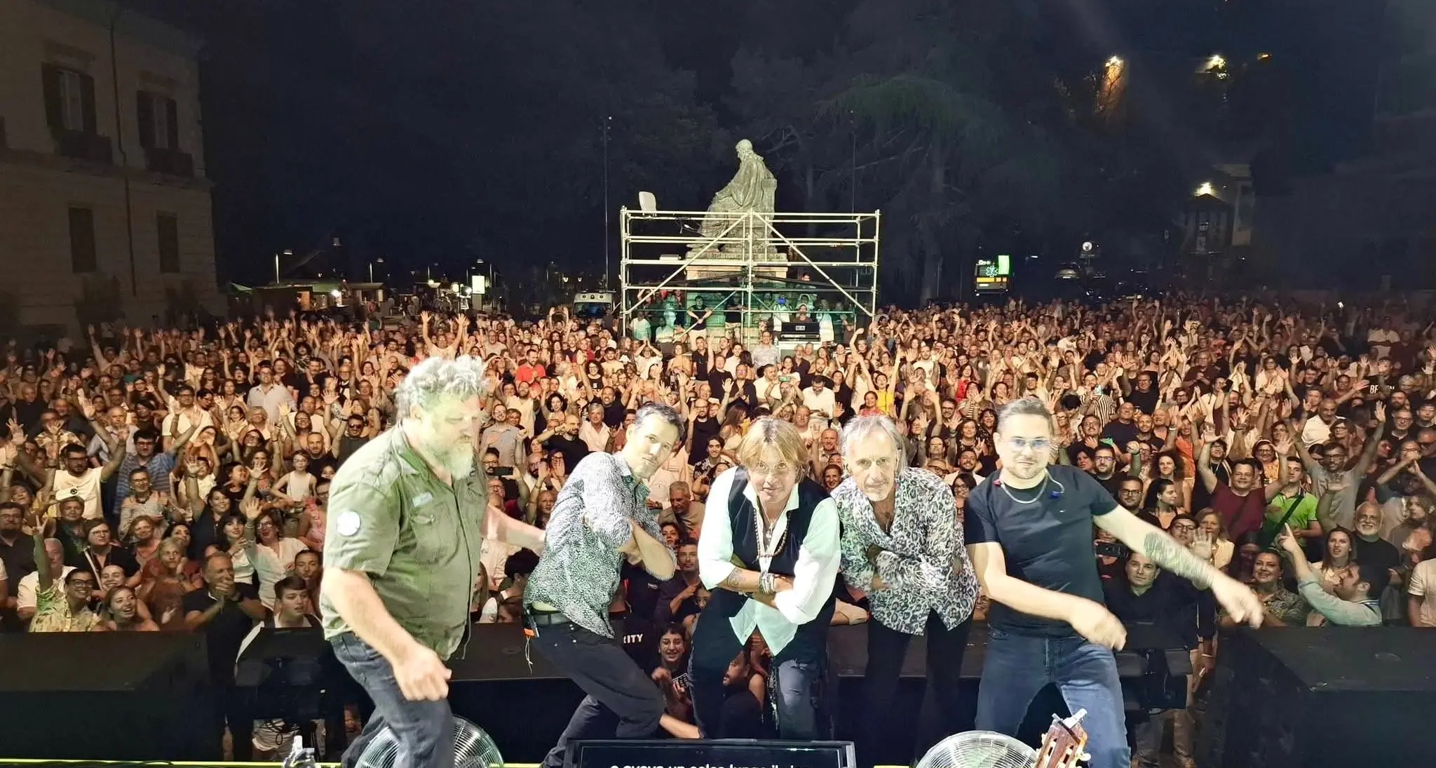 Cristiano De Andrè porta sul palco della Rendano Arena i capolavori di Faber davanti a un pubblico trasversale