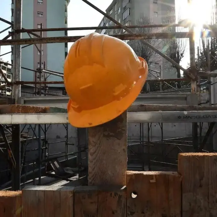 Tragedia a Napoli, crolla l’impalcatura di un cantiere: morti tre operai\n
