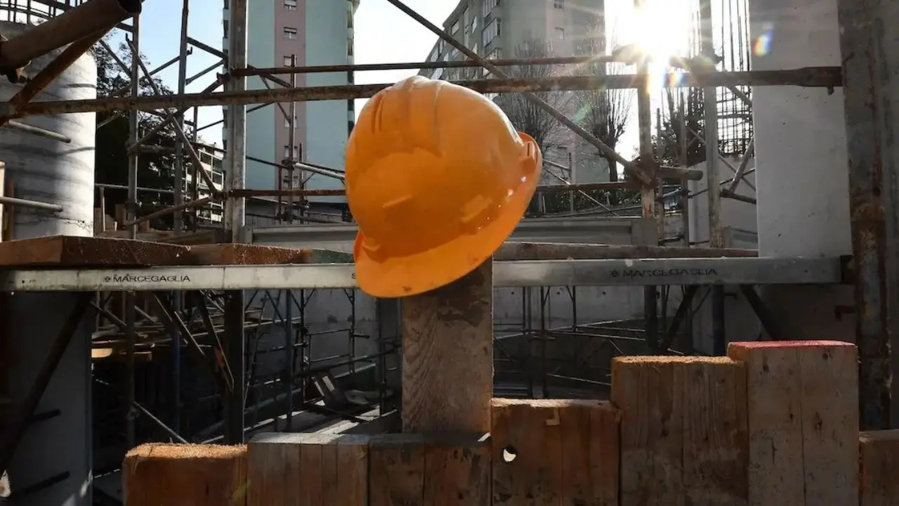 Tragedia a Napoli, crolla l’impalcatura di un cantiere: morti tre operai\n