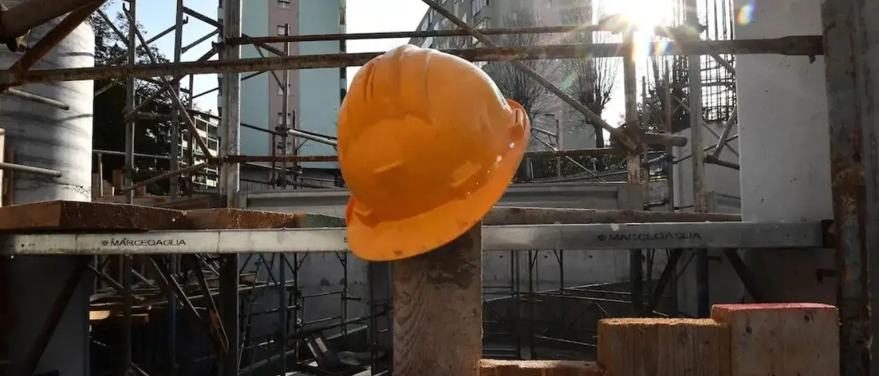 Tragedia a Napoli, crolla l’impalcatura di un cantiere: morti tre operai\n