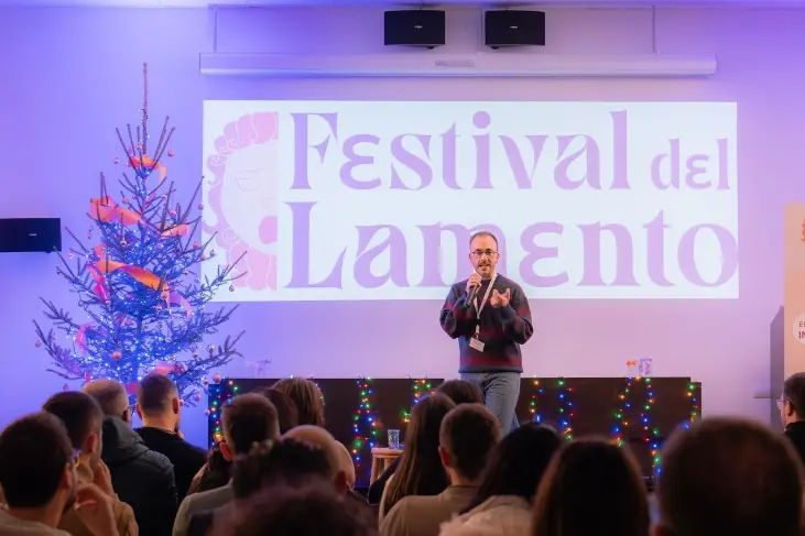 A Soveria Mannelli torna il Festival del Lamento: pianti, risate e senso di comunità contro l’abbandono\n