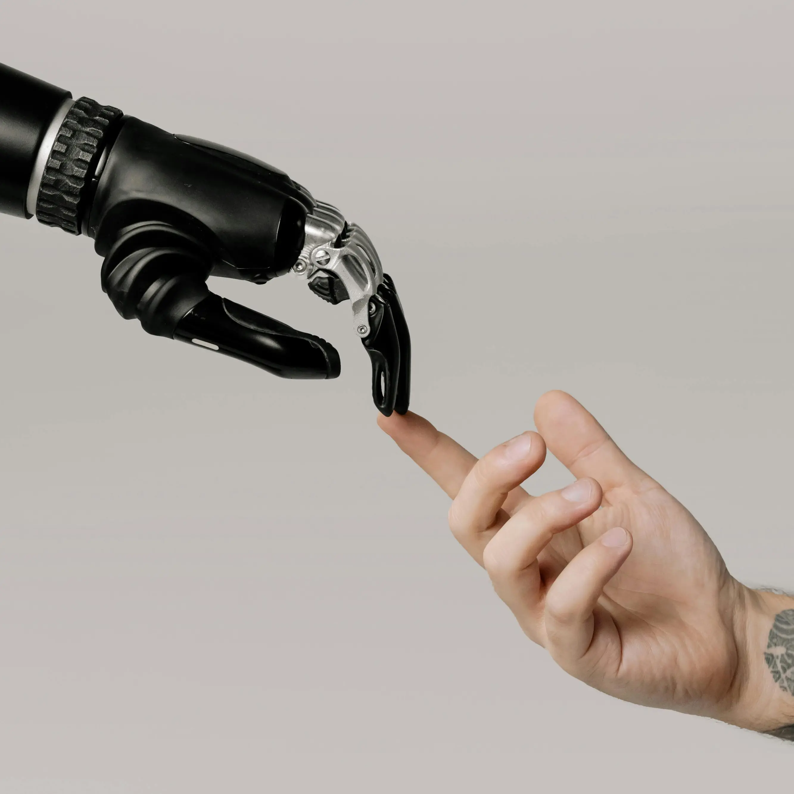 L’uomo nell’era dell’intelligenza artificiale, per il futuro la vera sfida è non perdere la nostra umanità\n