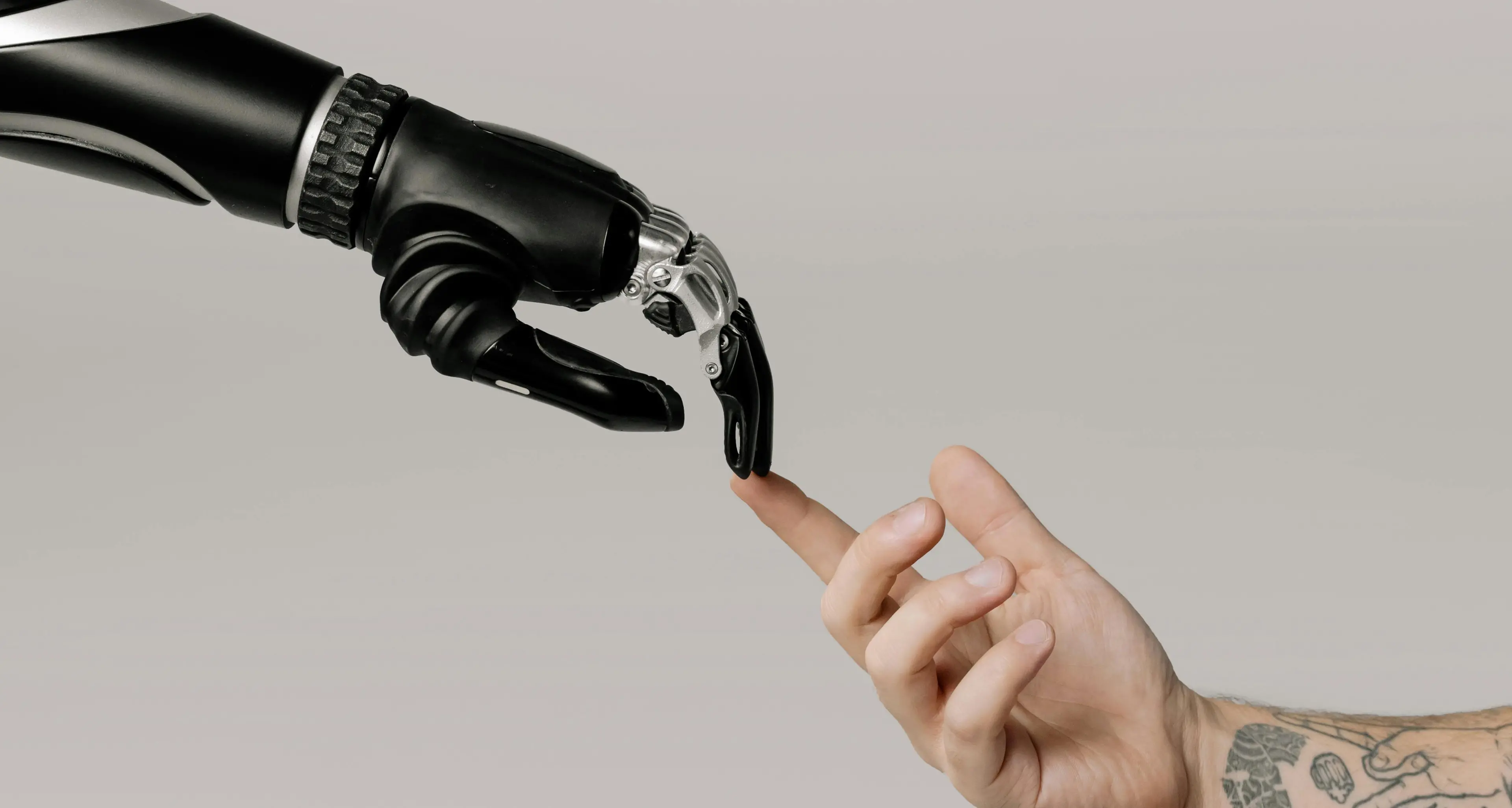 L’uomo nell’era dell’intelligenza artificiale, per il futuro la vera sfida è non perdere la nostra umanità\n