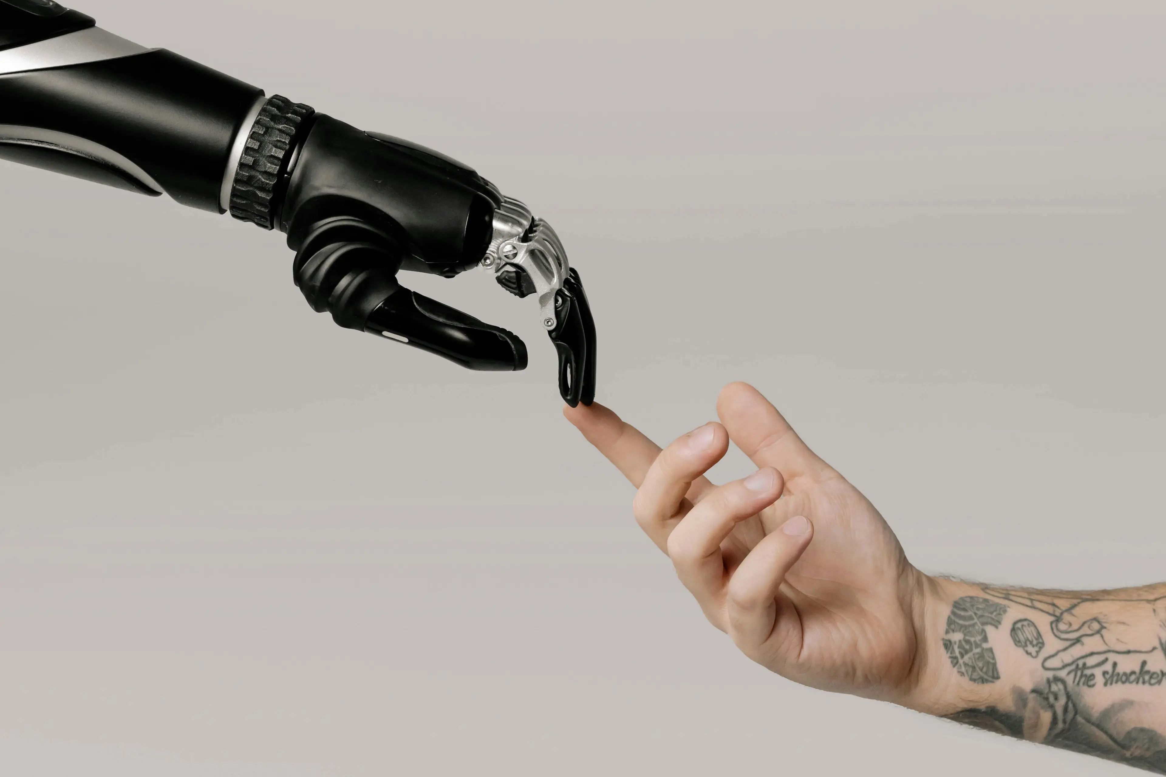 L’uomo nell’era dell’intelligenza artificiale, per il futuro la vera sfida è non perdere la nostra umanità\n