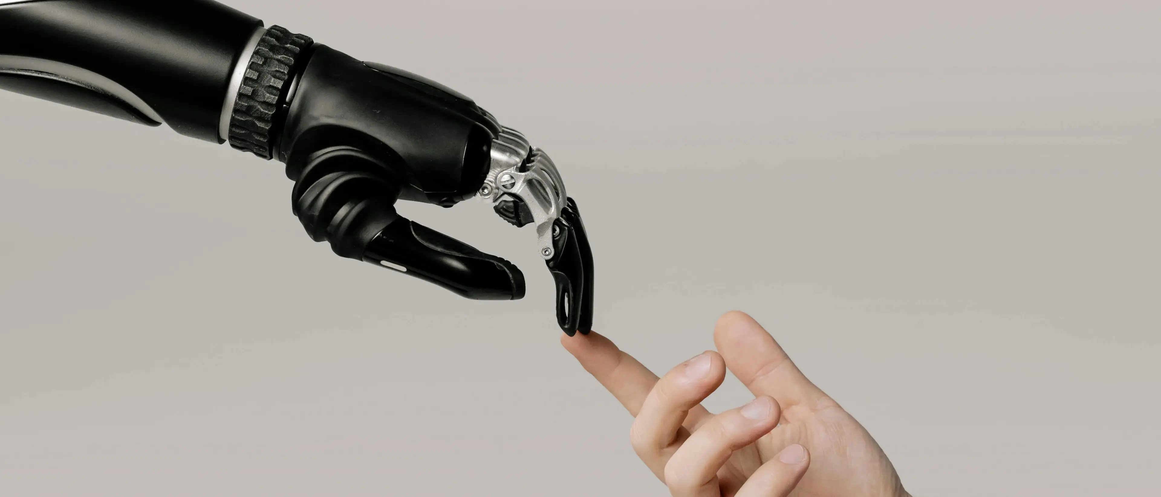 L’uomo nell’era dell’intelligenza artificiale, per il futuro la vera sfida è non perdere la nostra umanità\n