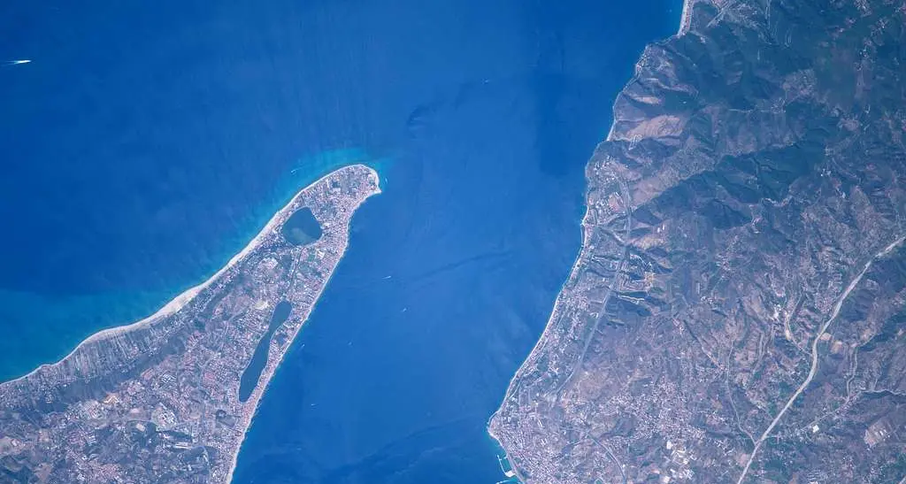 Il mito di Scilla e Cariddi, i “mostri” dell’anima calabrese: tra mare, letteratura\u00A0e scelte impossibili\n