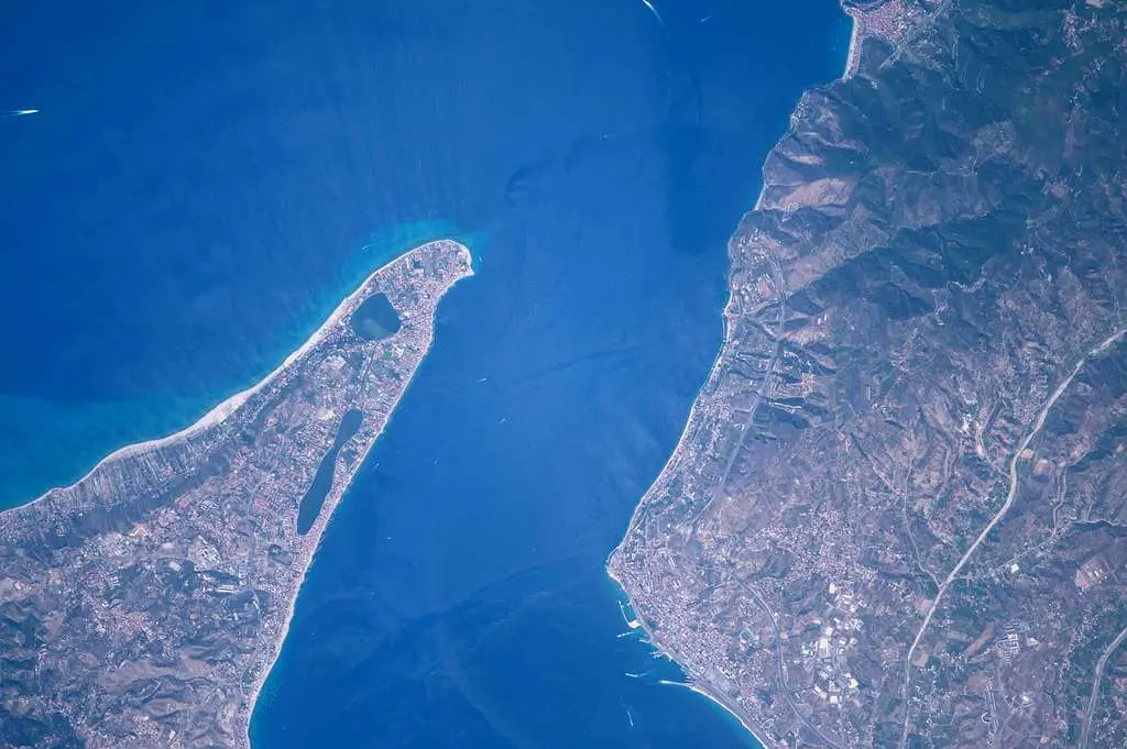 Il mito di Scilla e Cariddi, i “mostri” dell’anima calabrese: tra mare, letteratura\u00A0e scelte impossibili\n