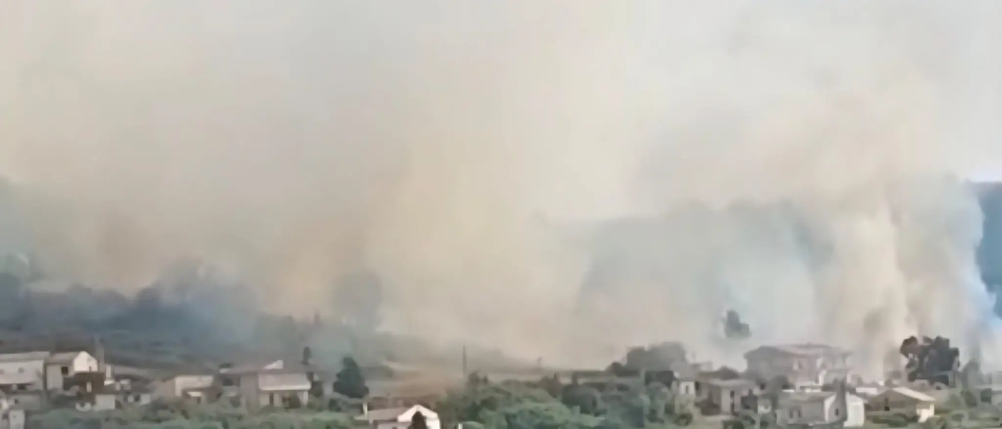 Incendi senza tregua sulla Riviera dei Cedri: evacuato il centro storico di Buonvicino\n