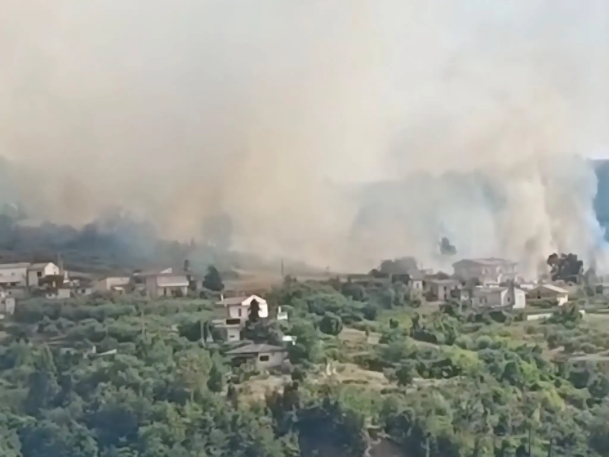 Incendi senza tregua sulla Riviera dei Cedri: evacuato il centro storico di Buonvicino