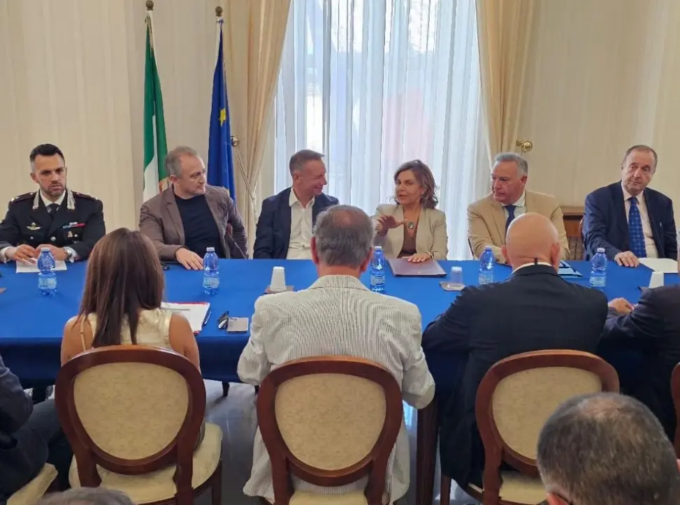 Mare verde tra Pizzo e Nicotera, rassicurazioni dal vertice in Prefettura: «Sono alghe, nessun rischio per l’uomo»\n