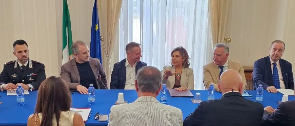 Mare verde tra Pizzo e Nicotera, rassicurazioni dal vertice in Prefettura: «Sono alghe, nessun rischio per l’uomo»\n