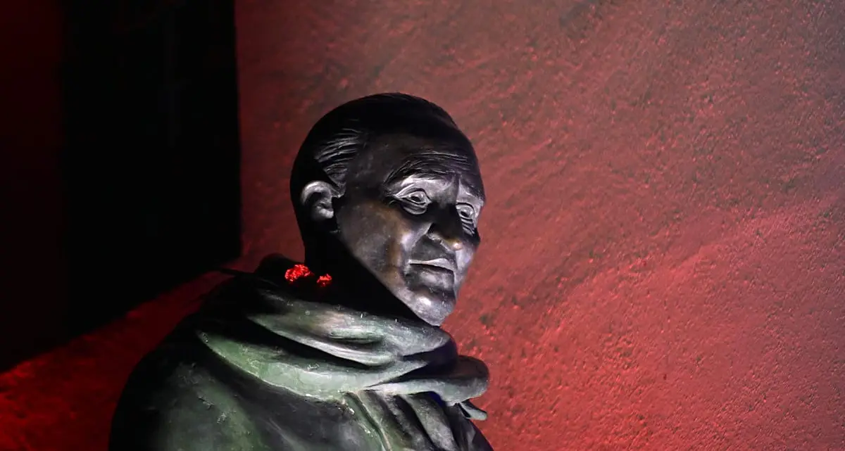 Cosenza riabbraccia il Leone: torna a casa la statua di Giacomo Mancini