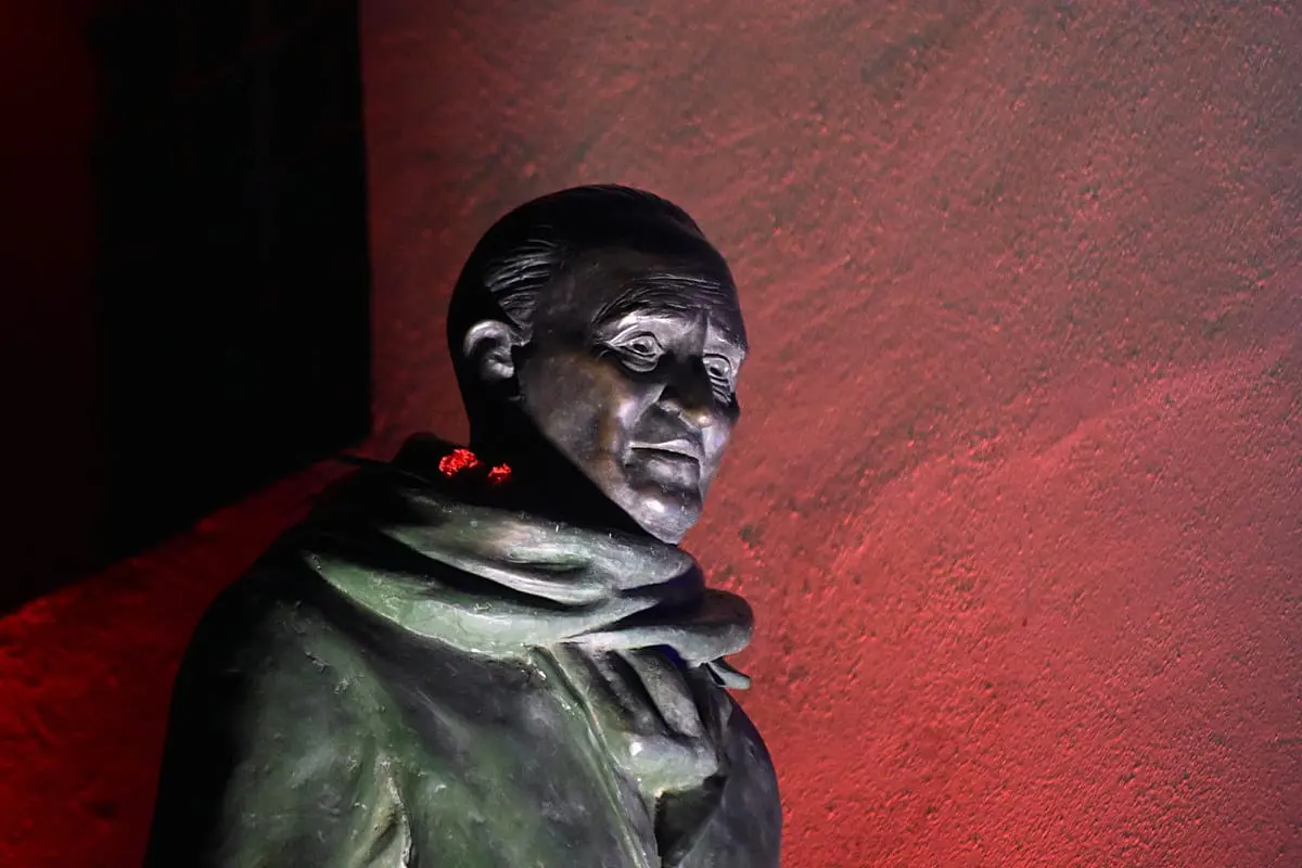 Restituzione simbolica a Cosenza: la statua di Giacomo Mancini sistemata sullo scalone di Palazzo de Matera, tra emozione e memoria collettiva