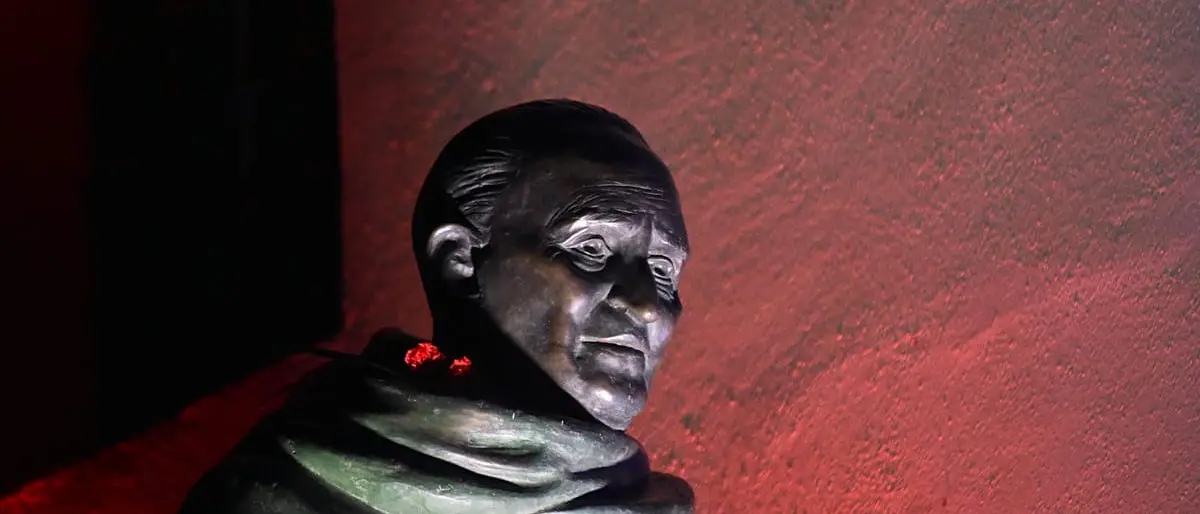 Restituzione simbolica a Cosenza: la statua di Giacomo Mancini sistemata sullo scalone di Palazzo de Matera, tra emozione e memoria collettiva