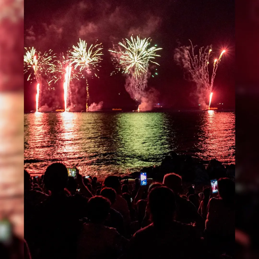 Belvedere Marittimo illuminata dai fuochi d’artificio sul mare: buona la prima per Note di Fuoco