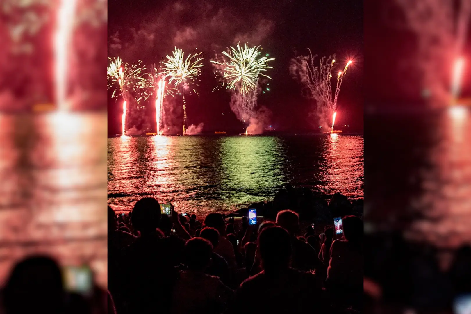 Belvedere Marittimo illuminata dai fuochi d’artificio sul mare: buona la prima per Note di Fuoco