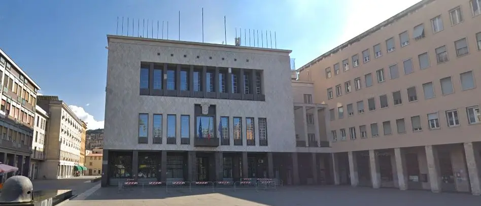 Fratelli d’Italia critica lo spostamento dell’URP al primo piano di Palazzo Ferrari: «Penalizza i cittadini e riduce l’accessibilità ai servizi»