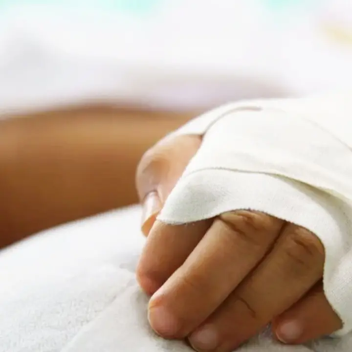 Giornata di mare si trasforma in un incubo: bimbo rischia di perdere un occhio ma viene salvato all’ospedale di Crotone