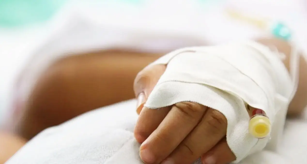 Giornata di mare si trasforma in un incubo: bimbo rischia di perdere un occhio ma viene salvato all’ospedale di Crotone