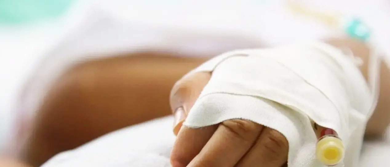 Giornata di mare si trasforma in un incubo: bimbo rischia di perdere un occhio ma viene salvato all’ospedale di Crotone