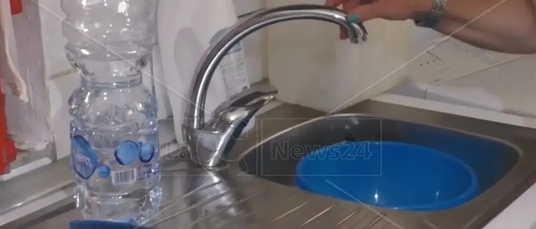 Palmi senz’acqua e\u00A0cittadini infuriati, il sindaco: «Disagi dovuti a\u00A0una serie di guasti imprevisti»