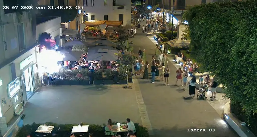 Paura a Tropea, esplode contatore in piazza e i turisti fuggono via